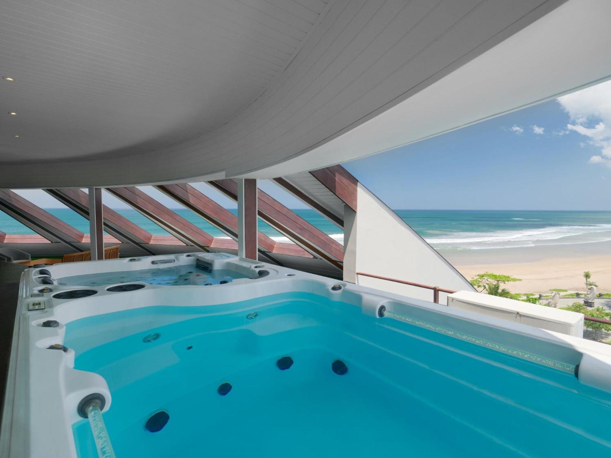 Double - Six, Luxury Hotel - Seminyak Eksteriør bilde A hot tub with a view of the beach